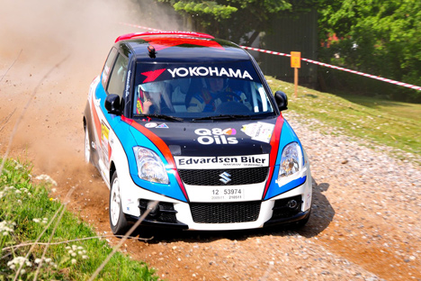 Næste rally i Sverige byder på grusprøver for Larsen og Daugbjerg. Her kører de sidelæns gennem et sving på weekendens eneste grusprøve i Jylland.